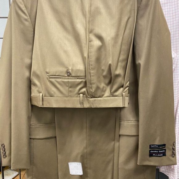 Brand new Jos. A. Banks suit. New with tags - Picture 2 of 9